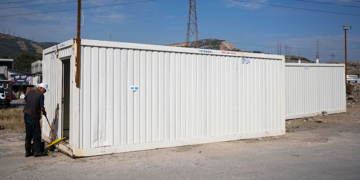 Bornova Kurban Pazarı alanında, üzerinde 