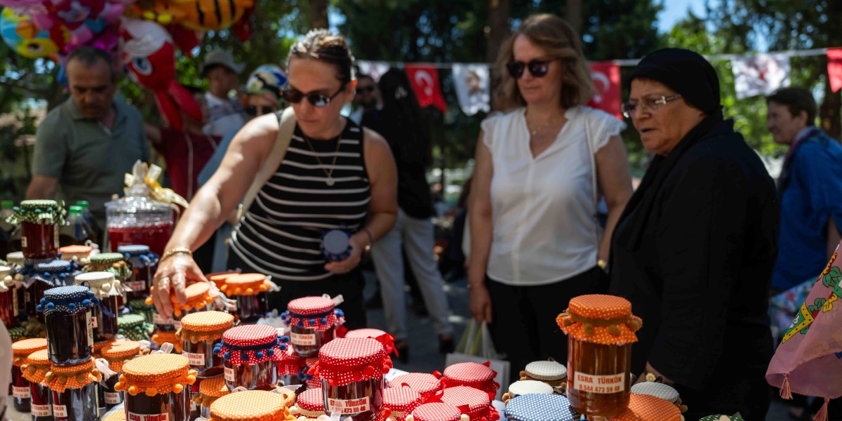 Açık havada kurulan bir stantta, üzerinde 