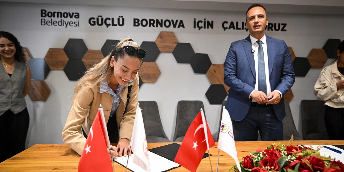 Bornova Belediyesi ofisinde, arkasında 