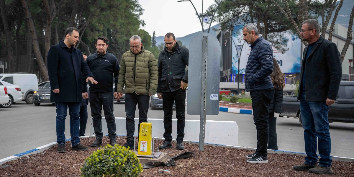 Bornova Belediyesi yetkilileri, açık bir alanda, üzerinde 