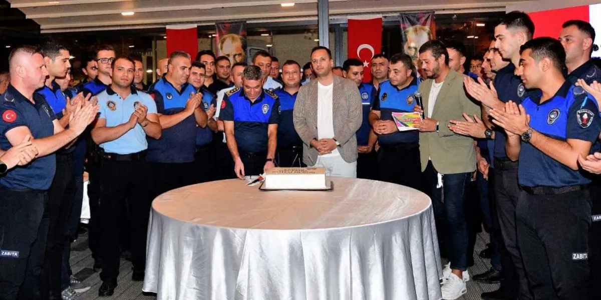 Bornova Belediye Başkanı Ömer Eşki, Zabıta Haftası kutlamaları kapsamında zabıta personeliyle bir araya gelerek üzerinde 