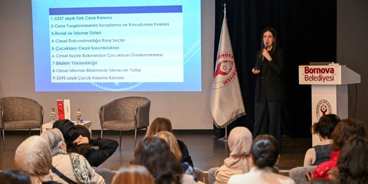 Bornova Belediyesi tarafından düzenlenen bir seminerde, kürsüde konuşma yapan bir kadın ve onu dinleyen katılımcılar yer alıyor. Arkadaki projeksiyon ekranında 