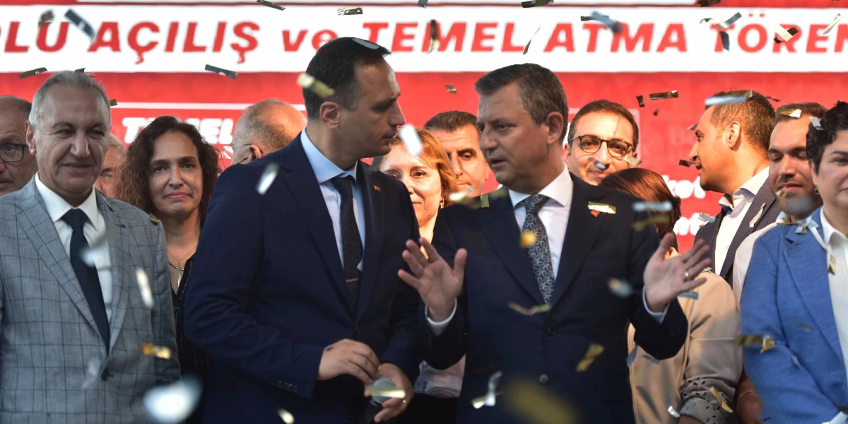 CHP Genel Başkanı Özgür Özel ve beraberindeki heyet, arkalarında 