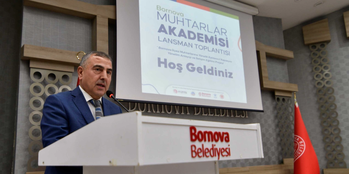 Bornova Belediyesi kürsüsünde konuşma yapan bir yetkili, arkasında 