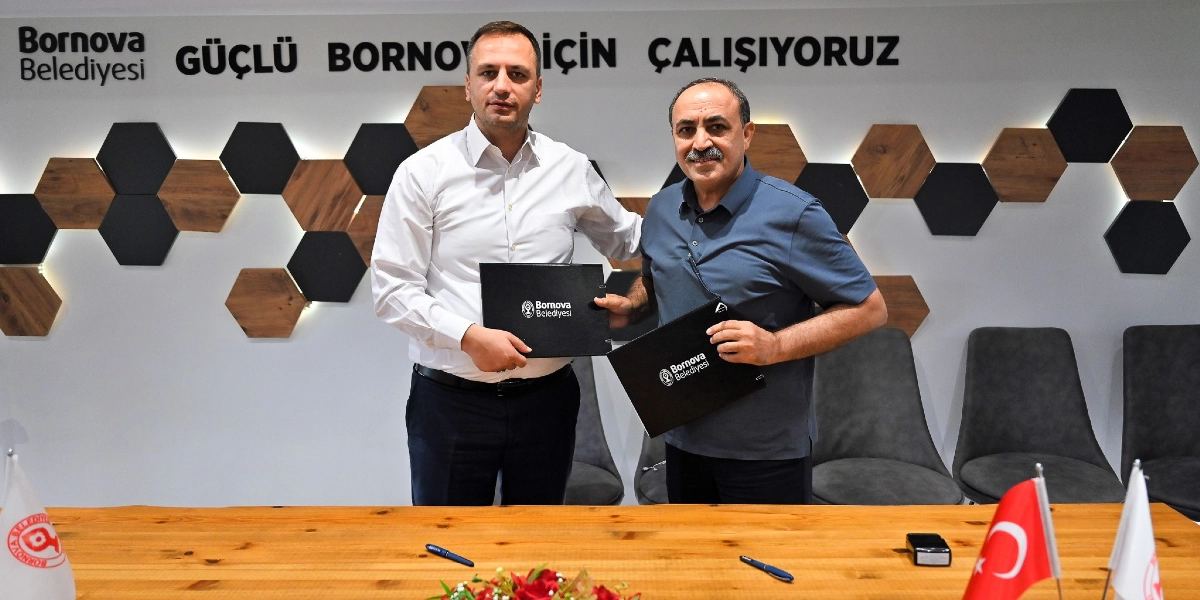 Bornova Belediyesi ofisinde, arkalarında 