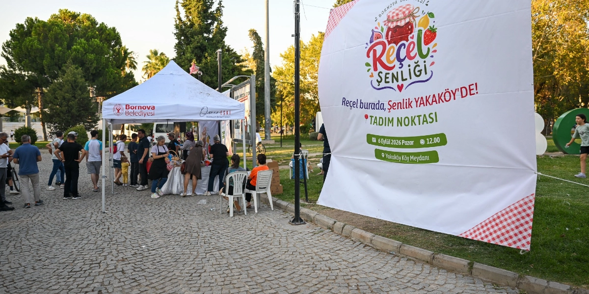 Bornova Belediyesi tarafından düzenlenen Reçel Şenliği'nin Yakaköy'deki tadım noktasında, üzerinde 