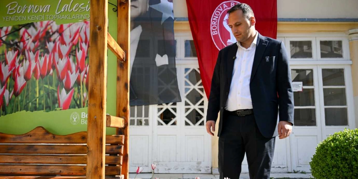 Koyu renk takım elbiseli bir erkek, üzerinde 