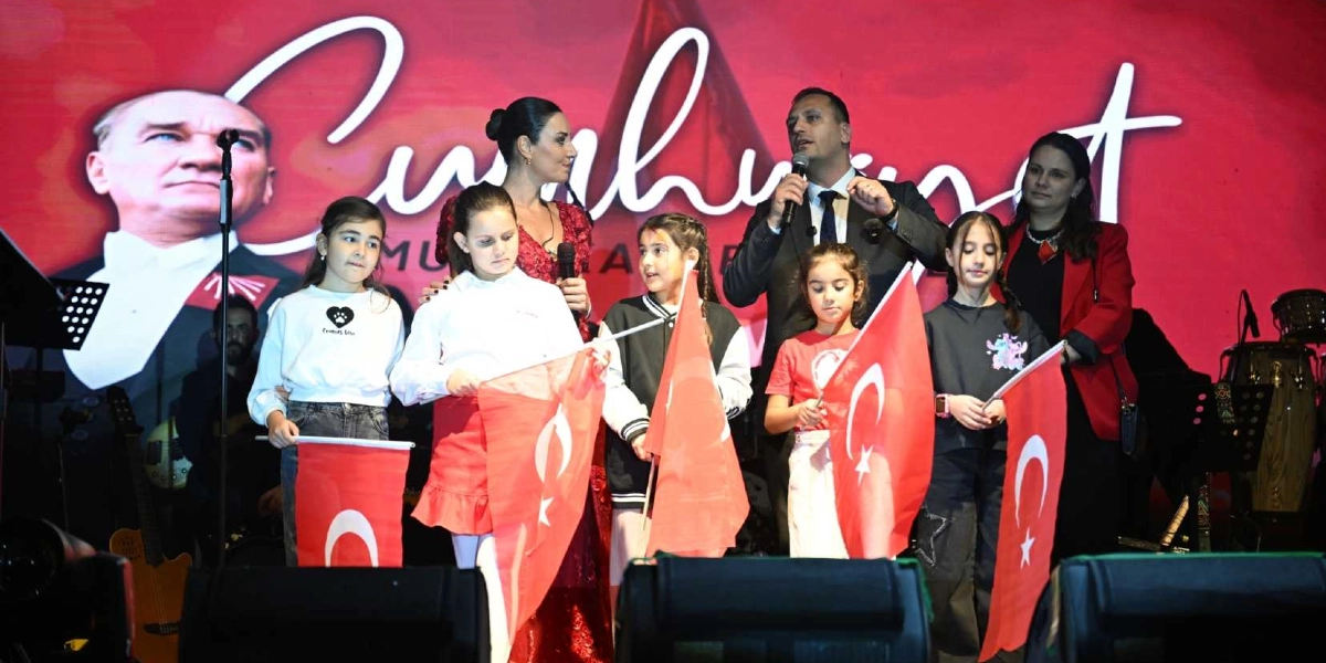 Arka planında üzerinde Mustafa Kemal Atatürk'ün silüeti ve 
