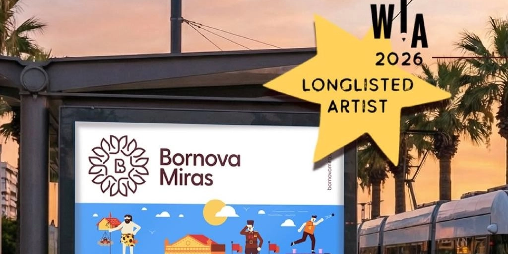 Gün batımı manzaralı bir durakta yer alan reklam panosunda, Bornova Miras logosu ve altında tarihsel figürlerin yer aldığı illüstrasyon bulunuyor. Panonun sağ üst köşesinde, üzerinde WIA 2026 LONGLISTED ARTIST yazan sarı bir yıldız etiketi yer alıyor. İllüstrasyonda; elinde bir nesne taşıyan tarih öncesi bir figür, tarihi bir bina, selam veren bir asker ve bir oyun oynayan kişi figürleri güneşli bir gökyüzü altında resmedilmiş.