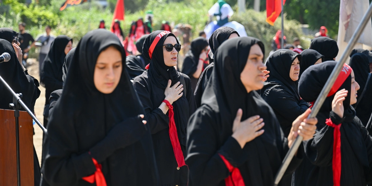 Siyah kıyafetler giymiş, başlarında üzerinde 