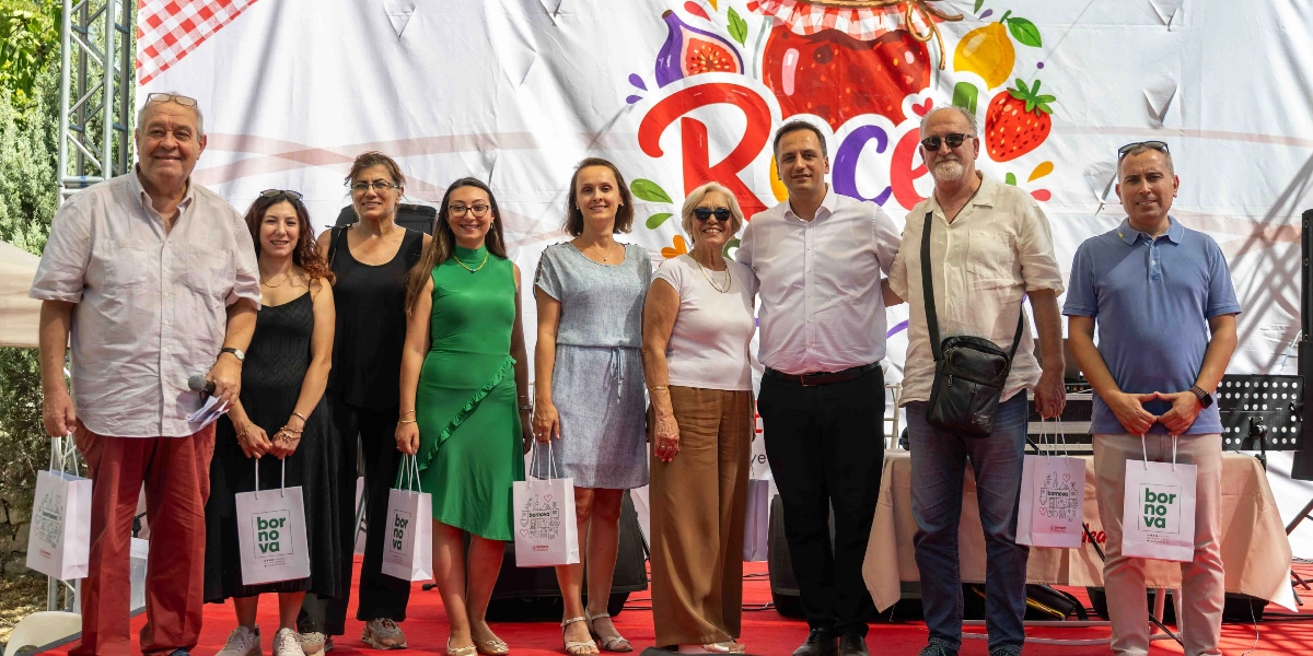 Bornova Reçel Şenliği'nde, üzerinde 