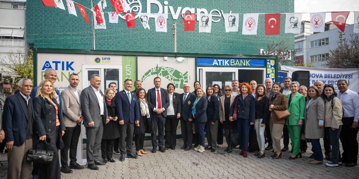 Bornova Belediyesi tarafından hayata geçirilen Atık Bank projesinin açılış töreninde, üzerinde 