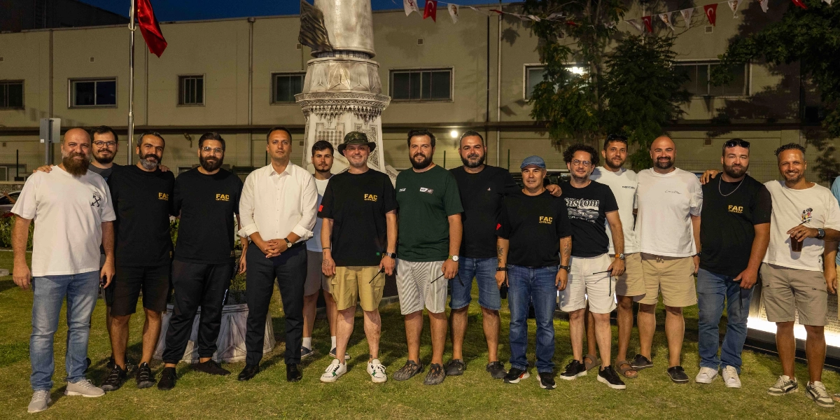 Bornova'da bir anıtın önünde yan yana duran, çoğu FAC Off-Road grubu tişörtleri giymiş yaklaşık 15 kişilik erkek grubu. Arka planda akşam saatlerinde aydınlatılmış bir bina ve Türk bayrakları görülüyor.