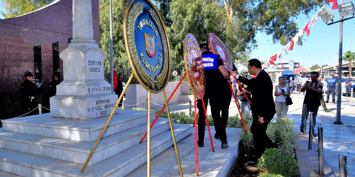Bornova Şehitler Abidesi önünde düzenlenen 9 Eylül anma töreninde, üzerinde 