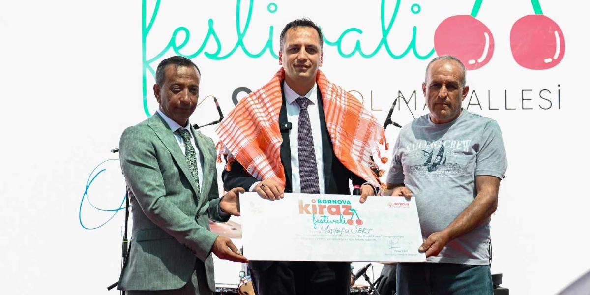 Bornova Kiraz Festivali kapsamında düzenlenen yarışmada ödül alan bir kişiye, iki yetkili tarafından üzerinde 