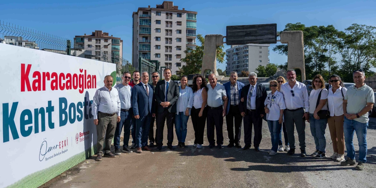 Bornova Belediye Başkanı Ömer Eşki ve beraberindeki bir grup, üzerinde 