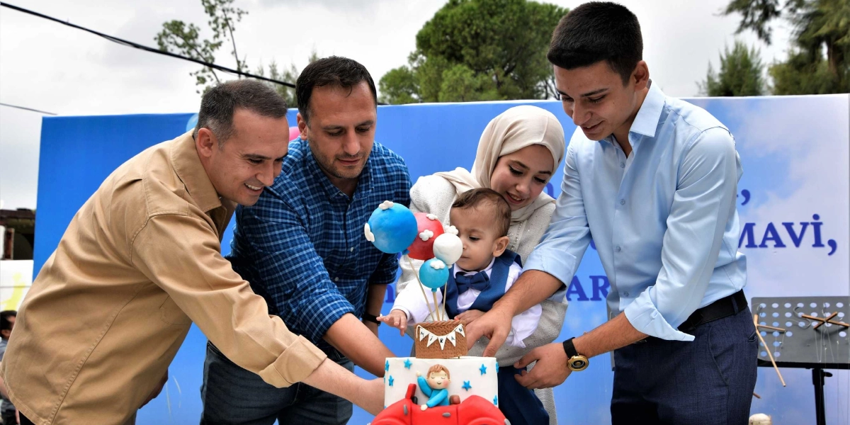 Dört yetişkin ve küçük bir çocuk, üzerinde 