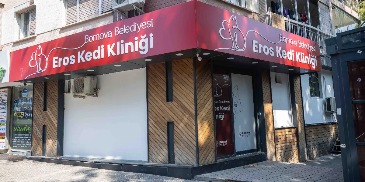 Bornova Belediyesi tarafından açılan Eros Kedi Kliniği'nin dış cephesi. Kırmızı zemin üzerine beyaz harflerle 