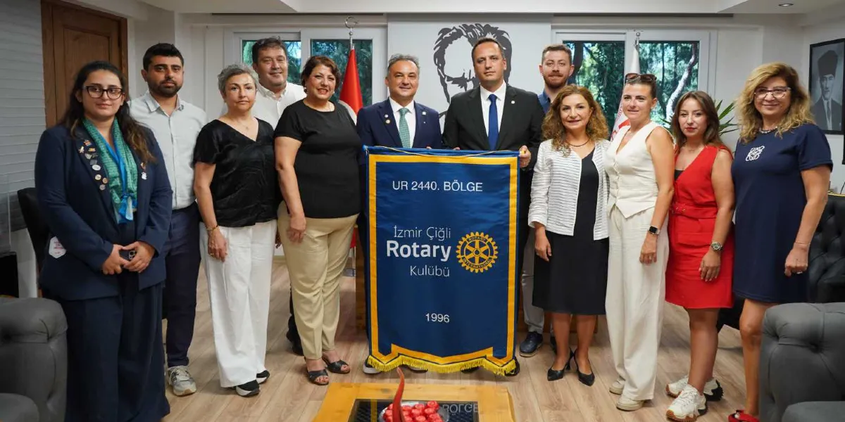 İzmir Çiğli Rotary Kulübü üyeleri, üzerinde 