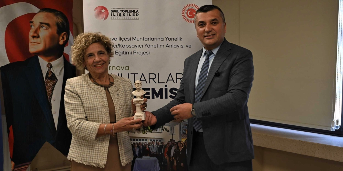 Kıvırcık saçlı bir kadın ile takım elbiseli bir erkek, üzerinde 
