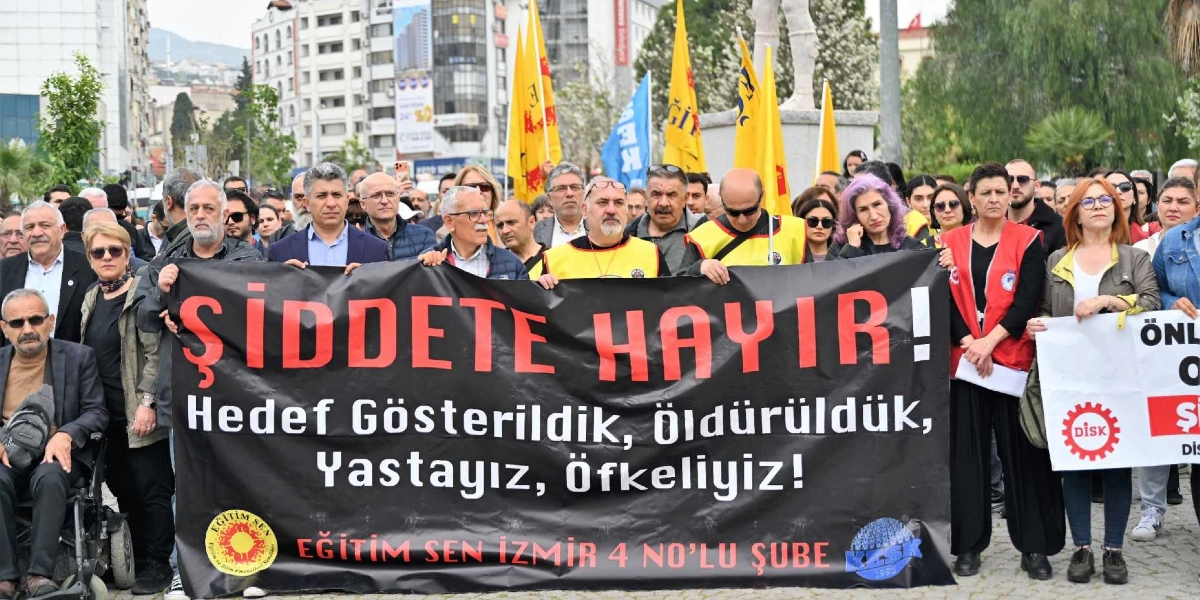 Bornova'da bir meydanda toplanan kalabalık bir grup, ellerinde 
