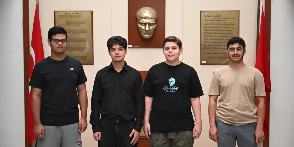 Arka planda ortada Mustafa Kemal Atatürk'ün kabartma portresi, yanlarında ise İstiklal Marşı ve Gençliğe Hitabe metinlerinin asılı olduğu bir duvarda, iki yanda Türk bayrakları önünde yan yana duran dört genç erkek öğrenci. Soldan sağa doğru; siyah tişörtlü ve gözlüklü, siyah gömlekli, üzerinde kuru kafa baskısı olan siyah tişörtlü ve bej tişörtlü gözlüklü öğrenciler kameraya bakıyor.