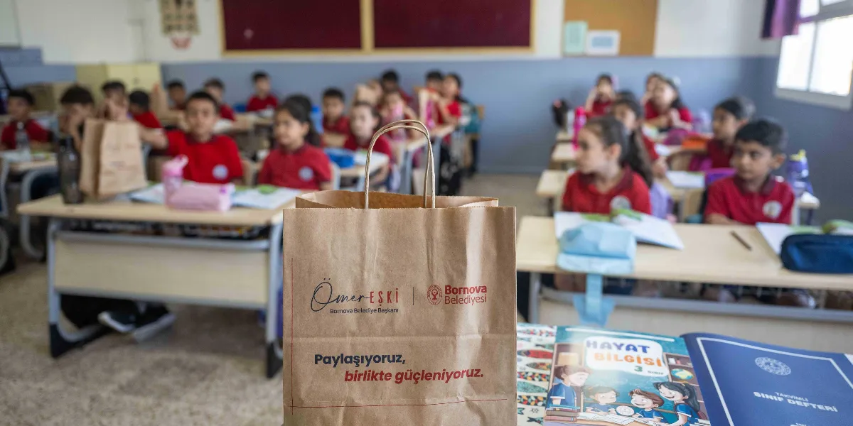 Sınıf ortamında, ön planda üzerinde Bornova Belediye Başkanı Ömer Eşki ve Bornova Belediyesi logoları ile 