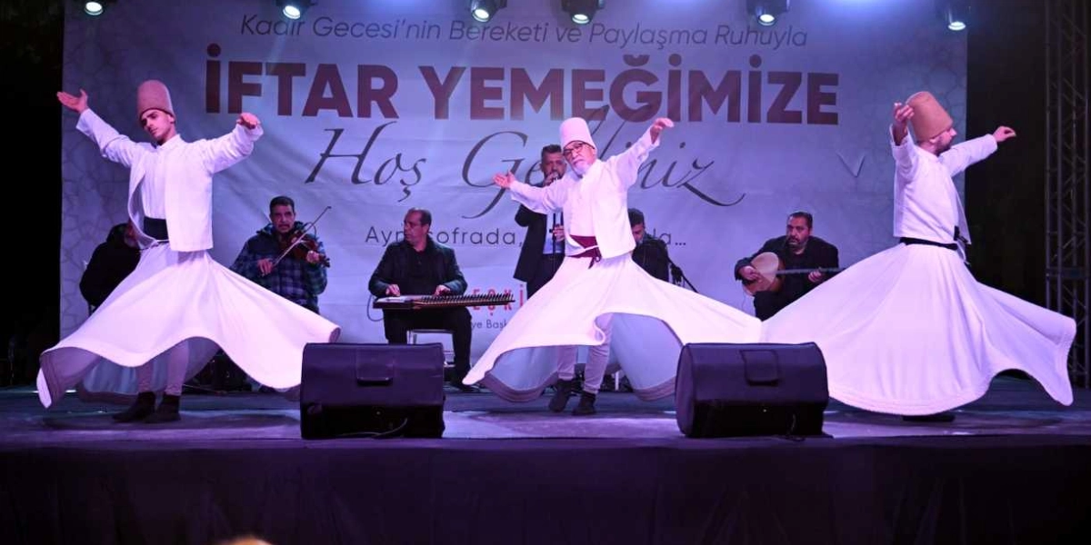 Açık havada kurulan bir sahnede, beyaz sikke ve tennureleriyle sema eden üç semazen yer alıyor. Semazenlerin arkasında, 