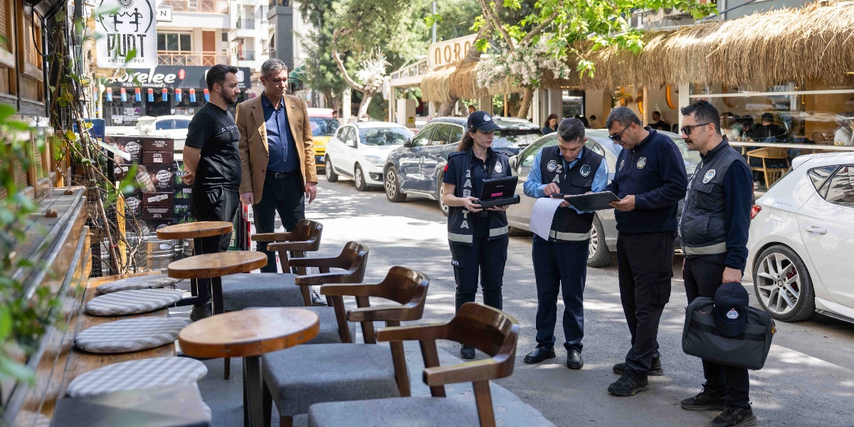 Bornova'da bir cadde üzerinde, üzerinde 