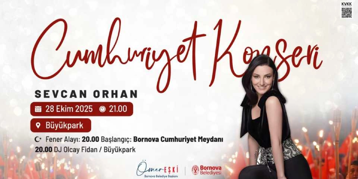 Beyaz arka plan üzerinde kırmızı el yazısıyla yazılmış Cumhuriyet Konseri başlığı bulunan etkinlik afişi. Afişin sağ tarafında şarkıcı Sevcan Orhan'ın fotoğrafı yer alıyor. Alt kısımda 28 Ekim 2025 tarihinde saat 21.00'de Büyükpark'ta gerçekleşeceği belirtilen konserin bilgileri bulunuyor. Ayrıca saat 20.00'de Bornova Cumhuriyet Meydanı'ndan başlayacak Fener Alayı ve aynı saatte Büyükpark'ta DJ Olcay Fidan performansı bilgileri yer alıyor. En altta Bornova Belediye Başkanı Ömer Eşki'nin ismi ve Bornova Belediyesi logosu bulunuyor. Arka planda ise meşalelerle yürüyen kalabalığın silüeti görülüyor.