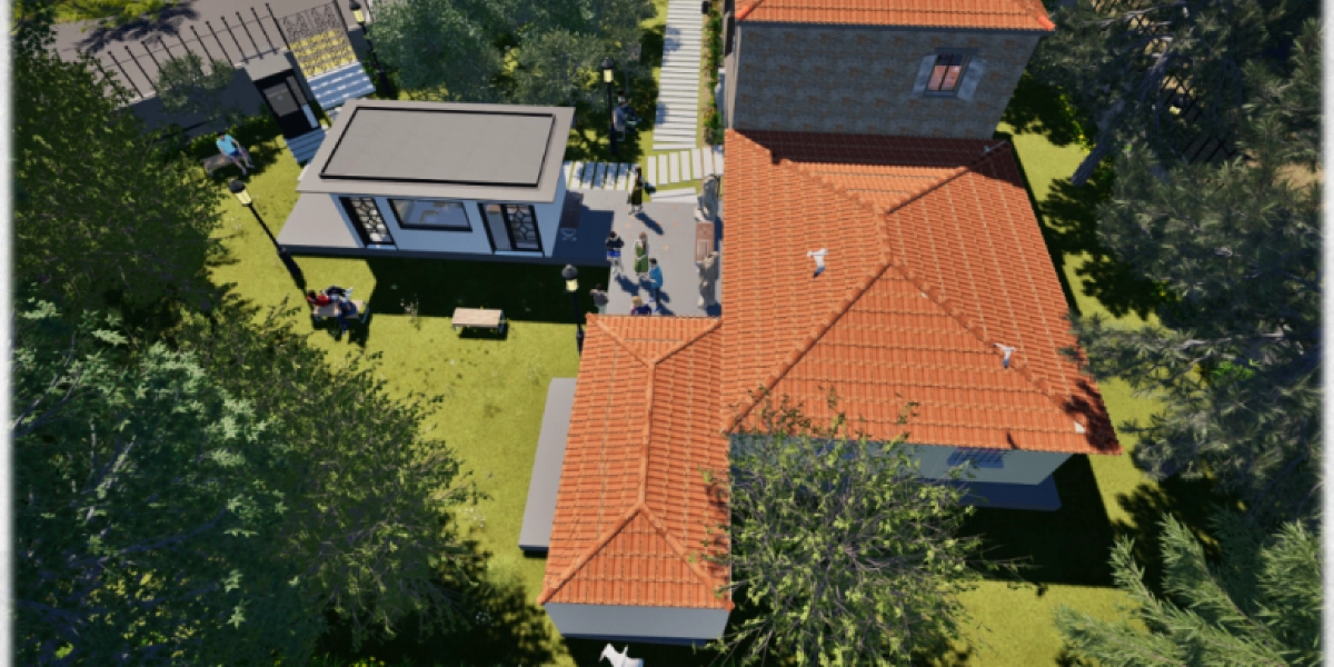 Kiremit çatılı tarihi bir yapının ve modern bir ek binanın bulunduğu, ağaçlarla çevrili geniş bir bahçenin kuş bakışı görünümü. Bahçede yürüyüş yolları, aydınlatma direkleri, banklar ve küçük gruplar halinde sohbet eden veya vakit geçiren insanlar yer alıyor.