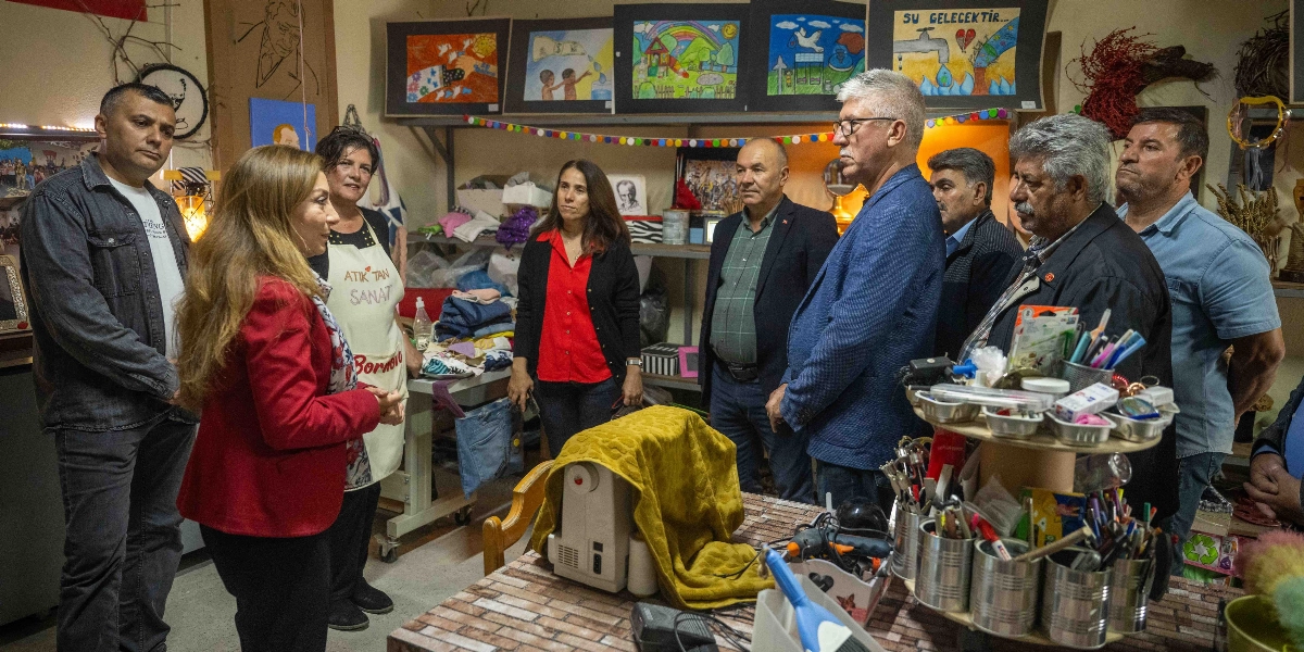 Bornova'da bir atölye ortamında, üzerinde 