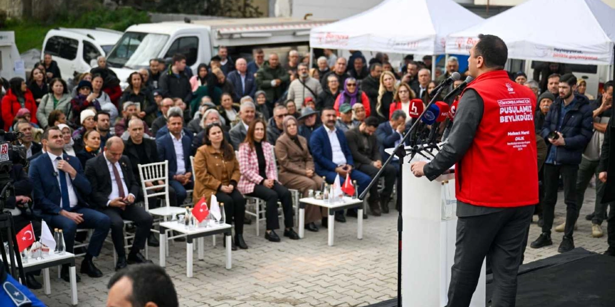 Açık havada düzenlenen bir etkinlikte, üzerinde 
