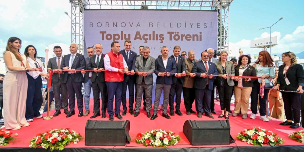 CHP Genel Başkanı Özgür Özel ve beraberindeki yerel yöneticiler, Bornova Belediyesi Toplu Açılış Töreni kapsamında sahnede yan yana dizilerek kırmızı kurdeleyi kesiyor. Arka planda üzerinde 
