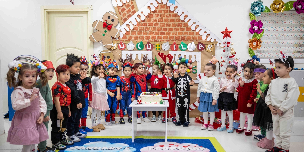 Yeni yıl temasıyla süslenmiş bir sınıfta, üzerinde 
