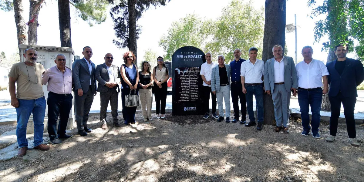 Bornova'da ağaçlık bir alanda, üzerinde 