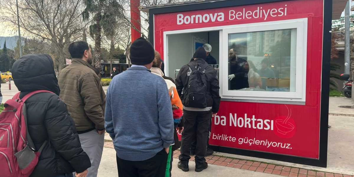 Bornova Belediyesi'ne ait kırmızı renkli bir konteynerin önünde, üzerinde 