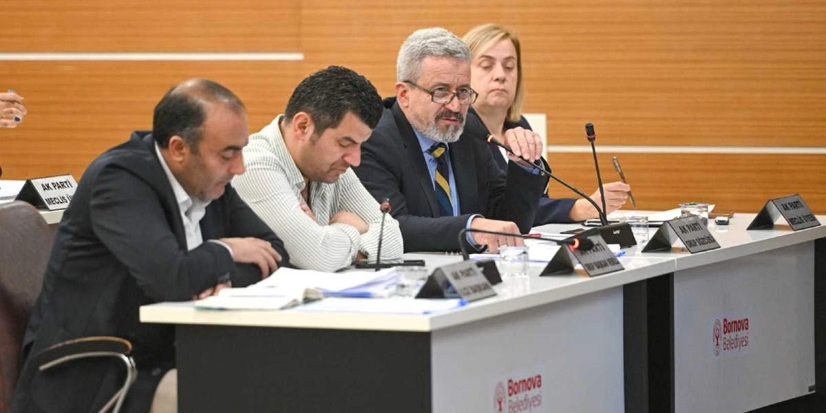 Bornova Belediyesi meclis toplantısında, önlerinde 