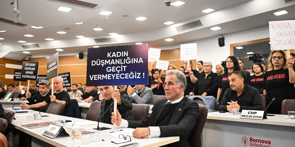 Bornova Belediyesi meclis salonunda, ellerinde 
