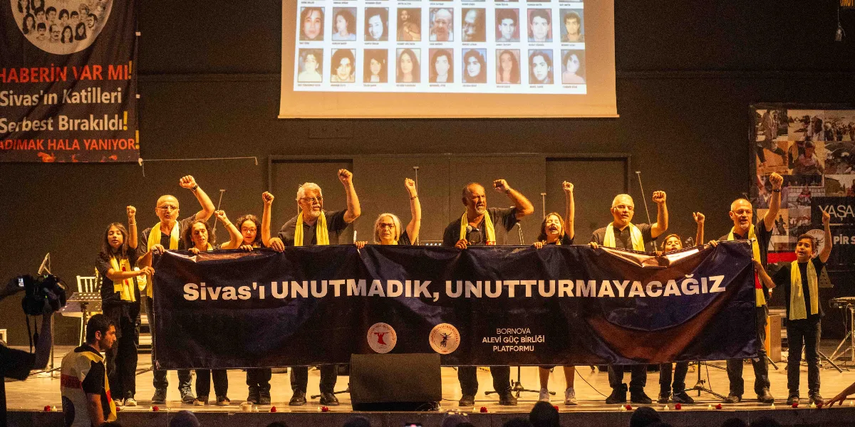 Kapalı bir sahnede, üzerinde 