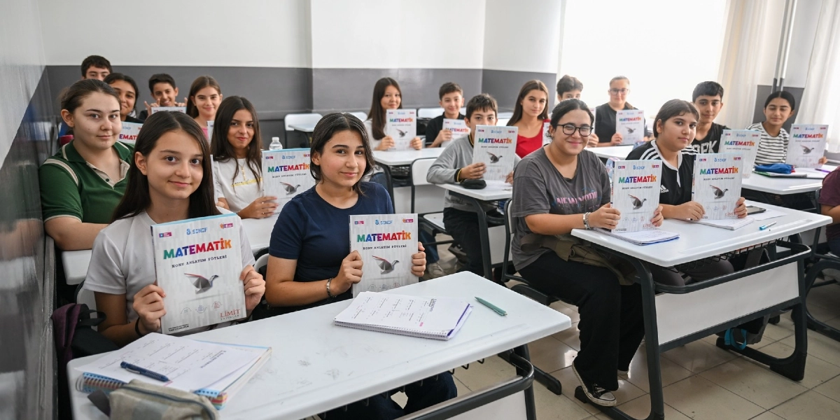Sınıfta sıralarında oturan ve ellerinde Limit Yayınları'na ait 8. sınıf matematik konu anlatım föyleri bulunan bir grup öğrenci kameraya gülümseyerek bakıyor.