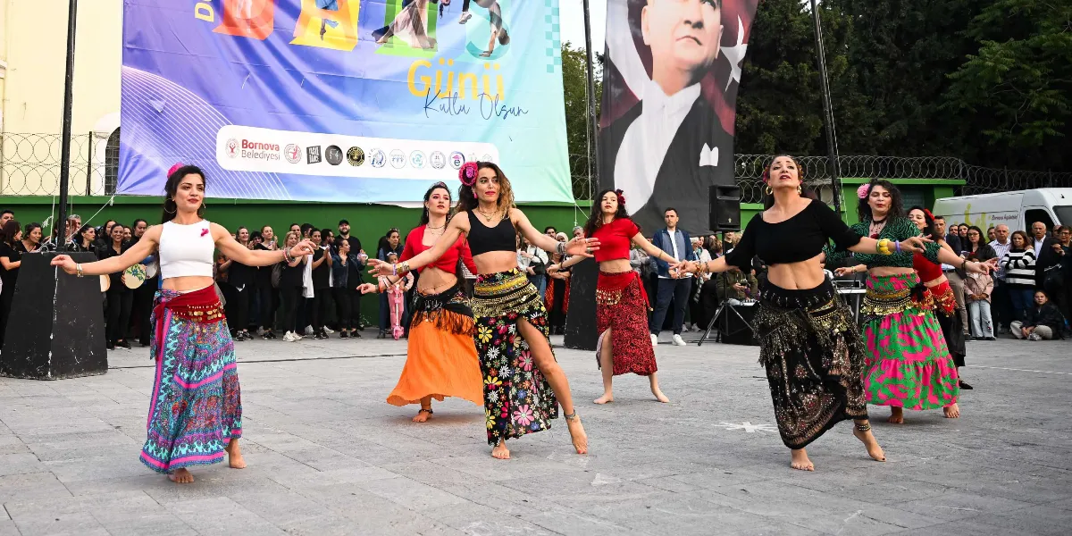 Açık havada düzenlenen bir etkinlikte, üzerinde 