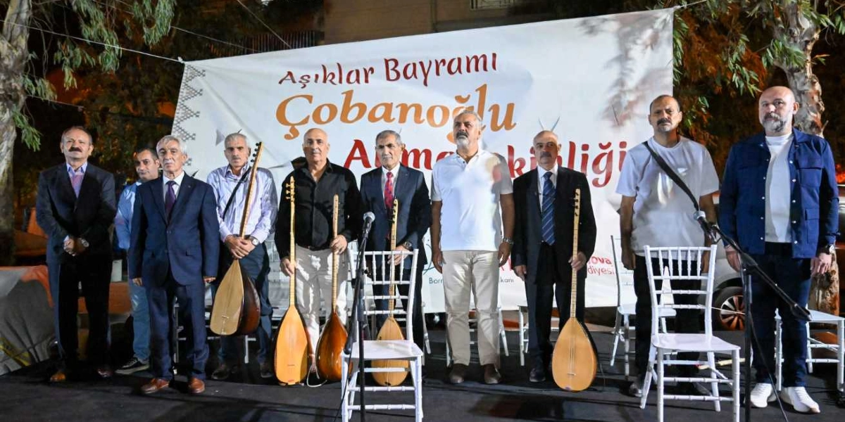 Gece vakti dış mekanda kurulan bir sahnede, arkalarında 